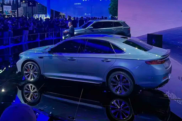 Рестайлинговый вариант седана Geely Preface стал мощнее и обзавелся автоматом