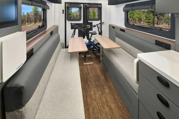 Winnebago представила позашляховий автодом Arka на базі Ram 5500